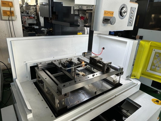 스파크 작업 와이어 절단 CNC 기계 D320c 세르보 모터와 전기 방출