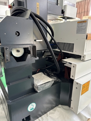 스파크 작업 와이어 절단 CNC 기계 D320c 세르보 모터와 전기 방출